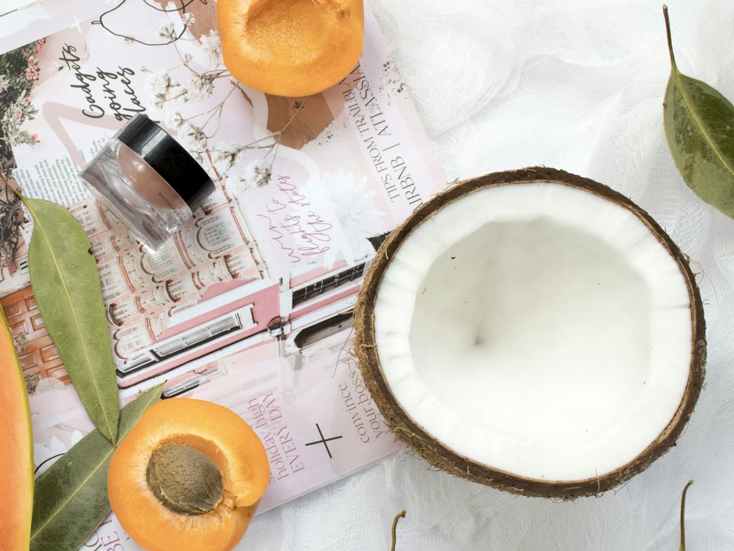 Vasetto di crema e frutta su una rivista, composizione dall'alto