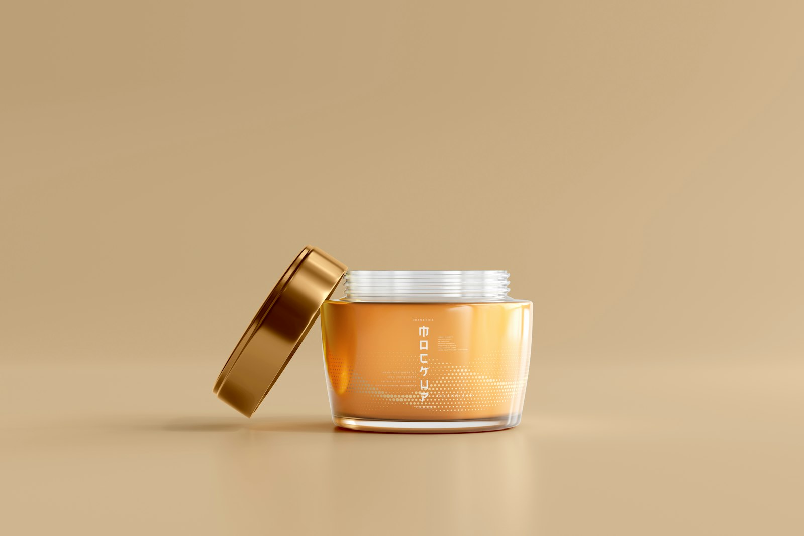 Mano che gira una confezione di cosmetico per leggere l'etichetta