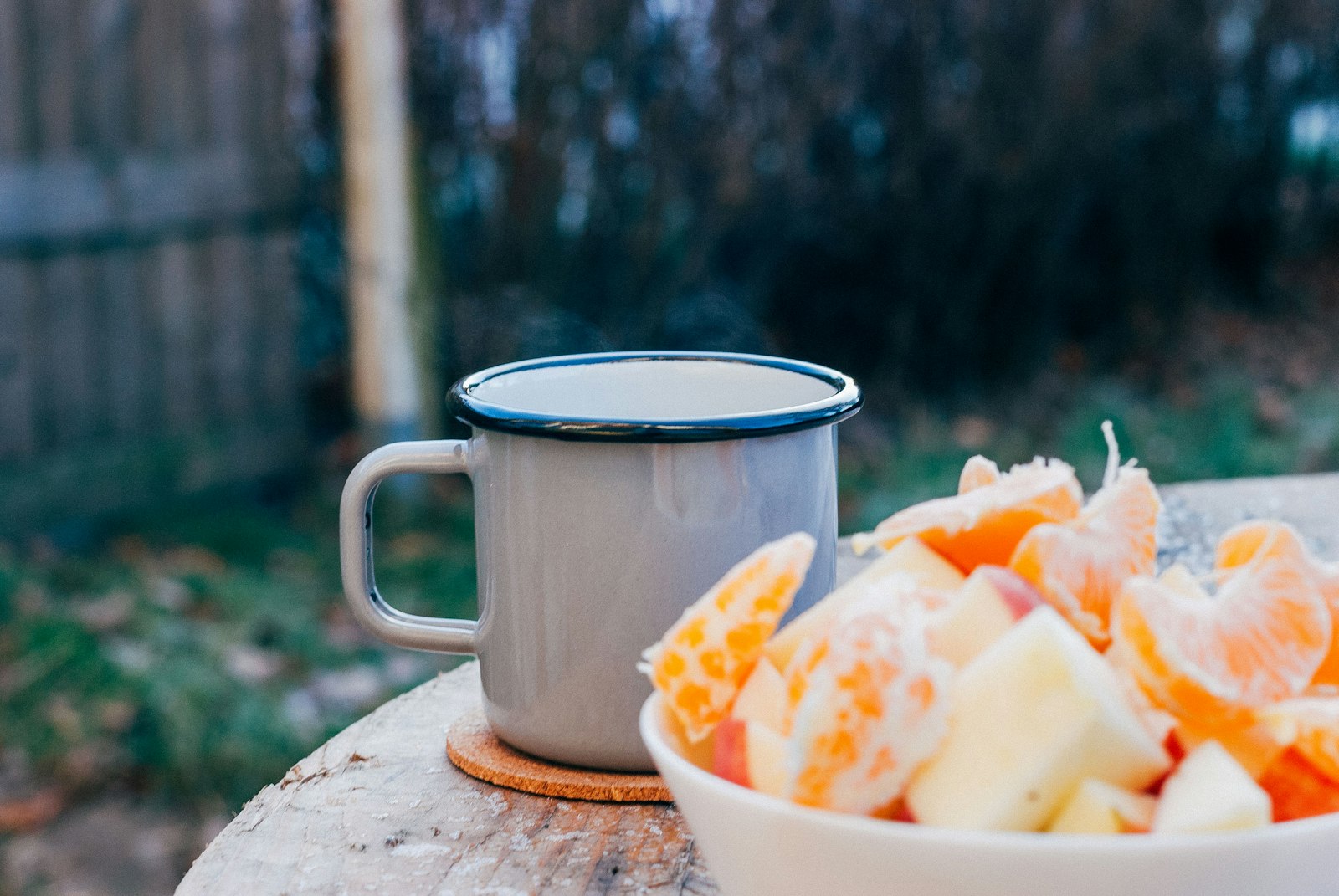 Tavolo con frutta, latte e cioccolato